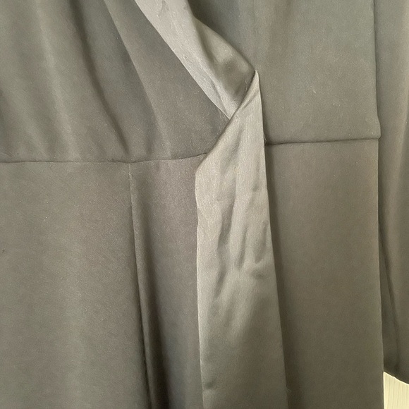 DKNY Jumpsuit, long sleeve crepe, satin collar. Size 4 - Picture 13 of 16